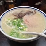 元祖 名島亭 - ラー博は俺の社員食堂。  ミニ築炉釜出しとんこつラーメソ！  今日もベタカタで。ネギもきくらげもプリタツでウレシイ♡  イイね！ 