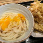 うどん工房　淡家 - かま玉(並)と玉ねぎのかき揚げ、太刀魚の天ぷら