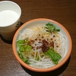 ミルク&パフェ よつ葉ホワイトコージ 札幌パセオ店 - セットサラダＳ&サービス牛乳