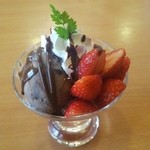 ココス - 莓とチョコのミニパルフェ(イメージ  琴奨菊夫妻)