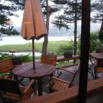 店内から湖方面。夕暮れの湖畔を眺めることが出来ます