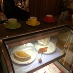 yumekafenokuta-n - ケーキセットを頼むと、このショウケースから選びます