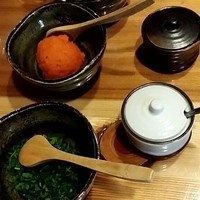 西新初喜 本店 - 薬味   蓋付きのにはすりおろしニンニク、柚子胡椒