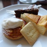 ガトー・ファヴォリ - お茶と3種類のお菓子のセット