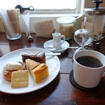 ガトー・ファヴォリ - お茶と3種類のお菓子のセット