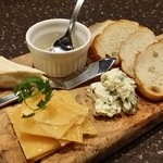 炭火焼 ワインバル Lom - 【H28.2.4】モンテドラーゴ厳選チーズ3種盛り１２８０円。香りも良く美味しいヽ(^o^)丿