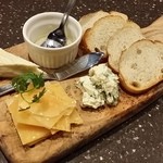 炭火焼 ワインバル Lom - 【H28.2.4】モンテドラーゴ厳選チーズ3種盛り１２８０円。香りも良く美味しいヽ(^o^)丿