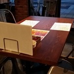 炭火焼 ワインバル Lom - 【H28.2.4】 全く贅沢ではないですが場の空気で居心地のよい店内。