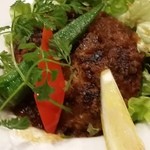 炭火焼 ワインバル Lom - 【H28.2.4】前橋T-1グランプリ出展作品「上州麦豚と赤城和牛の群馬コラボハンバーグ！680円」。