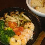 夜景個室 肉バル＆チーズタッカルビのお店 - 海老とキノコのアヒージョ