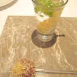 ル・ヴァンキャトル - アミューズ（マグロとパルミジャーノ、ボタンエビ）