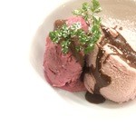 ラ・ヴェリータ - 苺のムースとベリーのジェラート　チョコレートソース
