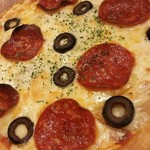 たちばな亭 - サラミとオリーブのpizza