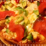 たちばな亭 - アボカドとサーモンのpizza