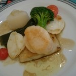 シェ・ウメツ - 白身魚とホタテのポワレ。(スズキ)
