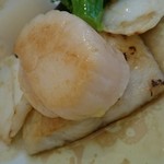 シェ・ウメツ - スズキとホタテのポワレ   アップ写真。