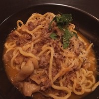 Salvatore Cuomo 白金高輪 - ポルチーニとイタリア産豚肉のラグー・自家製キタッラで。
                
                …オサレなお店はメニュー名も長い(笑)
                
                キタッラが何なのか解らず、店員さんを呼んで説明してもらいました。イタリア語でギターを意味する、断面が四角いパスタの事で、こちらでは更に縮れ麺のような形にした自家製のパスタだとか。
                
                形状からか、少し固めの縮れたパスタと煮込みソースのバランスが良く、重めの具材の割に食べやすくて美味しかったです。