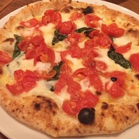 Salvatore Cuomo 白金高輪 - メインディッシュ登場！！
                
                自家製の窯でじっくり焼き上げたピザが、万を持して登場。どれも美味しそうだったけど、初めてなのでやっぱり1番人気のマルゲリータをお願いしたんですが、とにかくビジュアルが美しい！！！トマトの赤がよく映えます。
                
                薄めの生地ながら、耳はもっちりしていて食べ応えバッチリ！！具材もとても新鮮でホントに美味しかったです。
                
                あー幸せだぁ♡( *´艸｀)