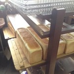 友永パン屋 - 出番を待つ食パンたち