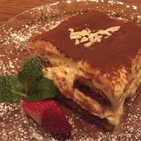 Salvatore Cuomo 白金高輪 - やっぱりデザートは別腹。
                
                結構お腹いっぱいになってきたにも関わらず、やっぱり女子としては食後のデザートは外せない！…という事で、イタリアンと言えばティラミスです。
                
                大皿から取り分けられたティラミスは、トッピングに苺が乗って見た目からして美味しそう。想像よりも甘さ控えめで、スポンジに染み込んだエスプレッソとのバランスが最高！！