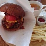 3S cafe - 黒毛和牛の牛スジミートソースチーズバーガー。
ポテトとスープ付きで８５０円。