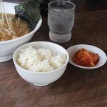 茂一 - サービスのライスとキムチ