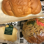 ふりーらんす - 上/バターロールの大きい版 の ようなもの 左/ブランデーケーキ 右/焼きそばたっぷり「食べにくい焼きそばパン」という笑えてしまうネーミング