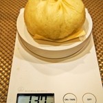 551蓬莱 - 豚まんを計量（1個目：137g）