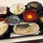 ホテル若松 - 無料サービスの朝食。今回は和食をチョイスしましたが、無料でこのボリュームは実に嬉しいです(*´-｀*) 