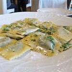 豚肉と寒じめホウレン草のラヴィオリ　ハーブバターソース