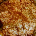 神楽 - 最後シメでスープにライスを投入。
                                相変わらず辛いですが…