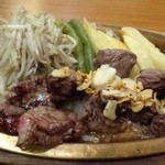 アンガス - ＊ステーキ肉は柔らかいですが、旨みには欠けますね。このお値段ですので仕方ないかも。
添えられた「もやし」はシャキシャキで美味しい。インゲンは冷凍品かと。
おろしポン酢で頂きます。