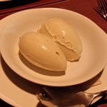 中目黒 Bistro Bolero - 焼き芋のアイスクリーム(600円)は、スィートポテト独特の甘い風味に、濃厚なバニラアイスクリームで仕上げられた自家製。