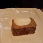 中目黒 Bistro Bolero - 自家製のバナナとホワイトチョコのパンプディング(600円)は、ほんのり甘いバナナとチョコとのコラボレーションを楽しめる。しっとりしたパンプディングだった♪