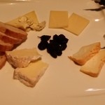 中目黒 Bistro Bolero - チーズ盛り合わせ(1600円)。数種類のチーズが皿に乗った。