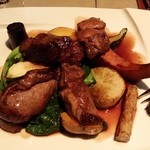 中目黒 Bistro Bolero - 今回のメインにした、NZ産子羊モモ肉のロティ～ニンニク風味の赤ワインソース(2800円)は、食べごたえある子羊モモ肉が4ピースたっぷりある。ワインで煮込まれ柔らかい♪