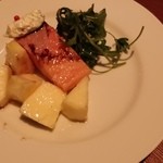 中目黒 Bistro Bolero - スモークサーモンのコンフィを、皿に取り分けた。