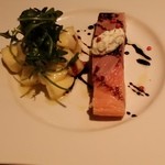 中目黒 Bistro Bolero - スモークサーモンのコンフィ、リンゴのサラダ添え(1600円)。脂がしっかり乗ったスモークサーモンとさっぱりで糖質の高いリンゴ都がｺﾗﾎﾞした♪