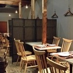 テーブル席は2階となる。床は木造りで温もり感がある。