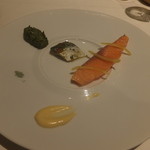 北海道ニシンのマリネ　タスマニアサーモンのコンフィ　春菊と牡蠣のコンディマン