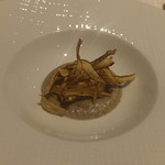 北海道産ホタテのポワレ　福岡県産糸島産菊芋のブルーテ　ゴボウのフリット