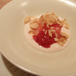 虎白 - いちご3種類変化、ラム酒ゼリー、揚げ湯葉(2016/2)
      