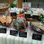 パティスリー シュクレペール - 焼き菓子の陳列テーブル