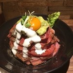 神保町ビーフ - ローストビーフ丼。
珍しさのあまり衝動入店。
店内は細長くテーブル2、あとはカウンターで18人くらいのお店。
メニューは３つ、ローストビーフ丼、アボカドローストビーフ丼、ステーキ丼。
ステーキ丼は夜だけでした。
アボカドローストビーフ丼大を選択。
券売機に大盛があったメニューそれぞれに大があると言うことは大盛はごはん、大はごはんと肉も大盛のようです。
富士山のように盛り付けられたローストビーフ丼の