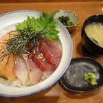 まぐろんち - 本日の日替わり丼