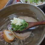 おすすめセットは、かしじぇーそばで。酒粕が練りこんであるそうで独特の風味