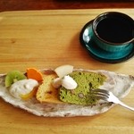 Tongari Yama No Teppen De! - 『オレンジジュースを練ったケーキ』と『抹茶と緑茶の粉、黒豆で作ったケーキ』『豆乳で作ったクリーム、キウイ、オレンジ、リンゴ添え』～♪(^o^)丿
                        