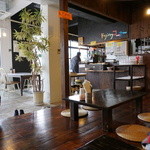 ととらべべハンバーガー - 小上がりはフローリングで、カトージの乳幼児向けチェアもいくつか置いてました。