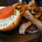 自家製粗挽きパティもうまいが香ばしいベーコン最高！