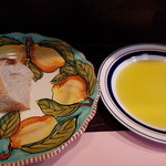 アンティカ オステリア バーチョ - 焼きたてパンとオリーブオイル